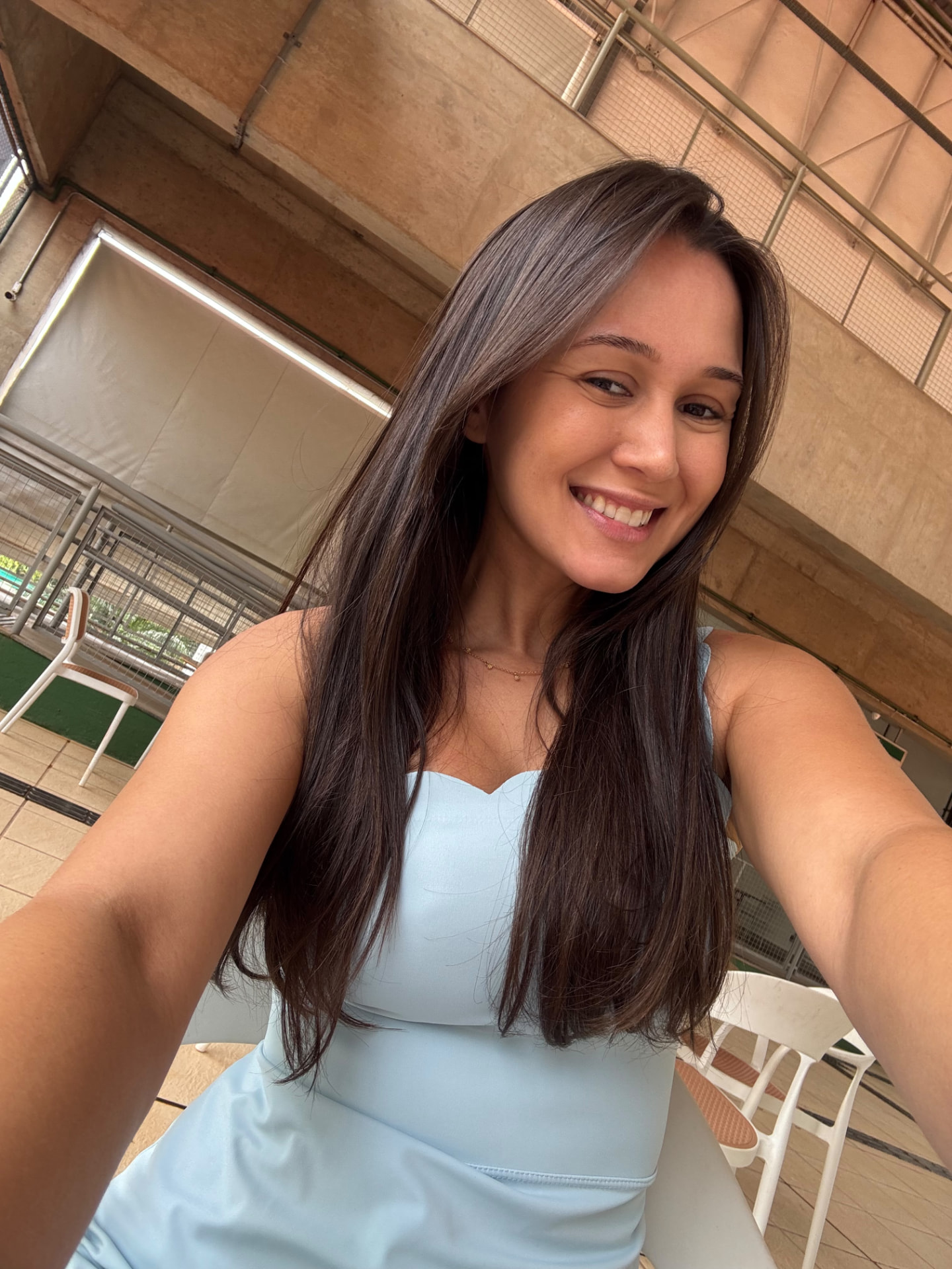 Andressa sorrindo durante um momento da sua rotina